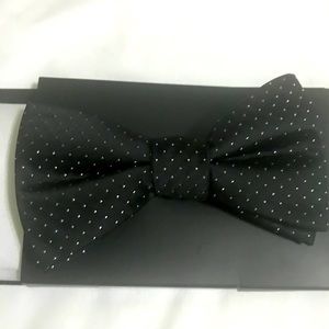 NWT BLACK BOWTIE & WHITE POCKET SQUARE
